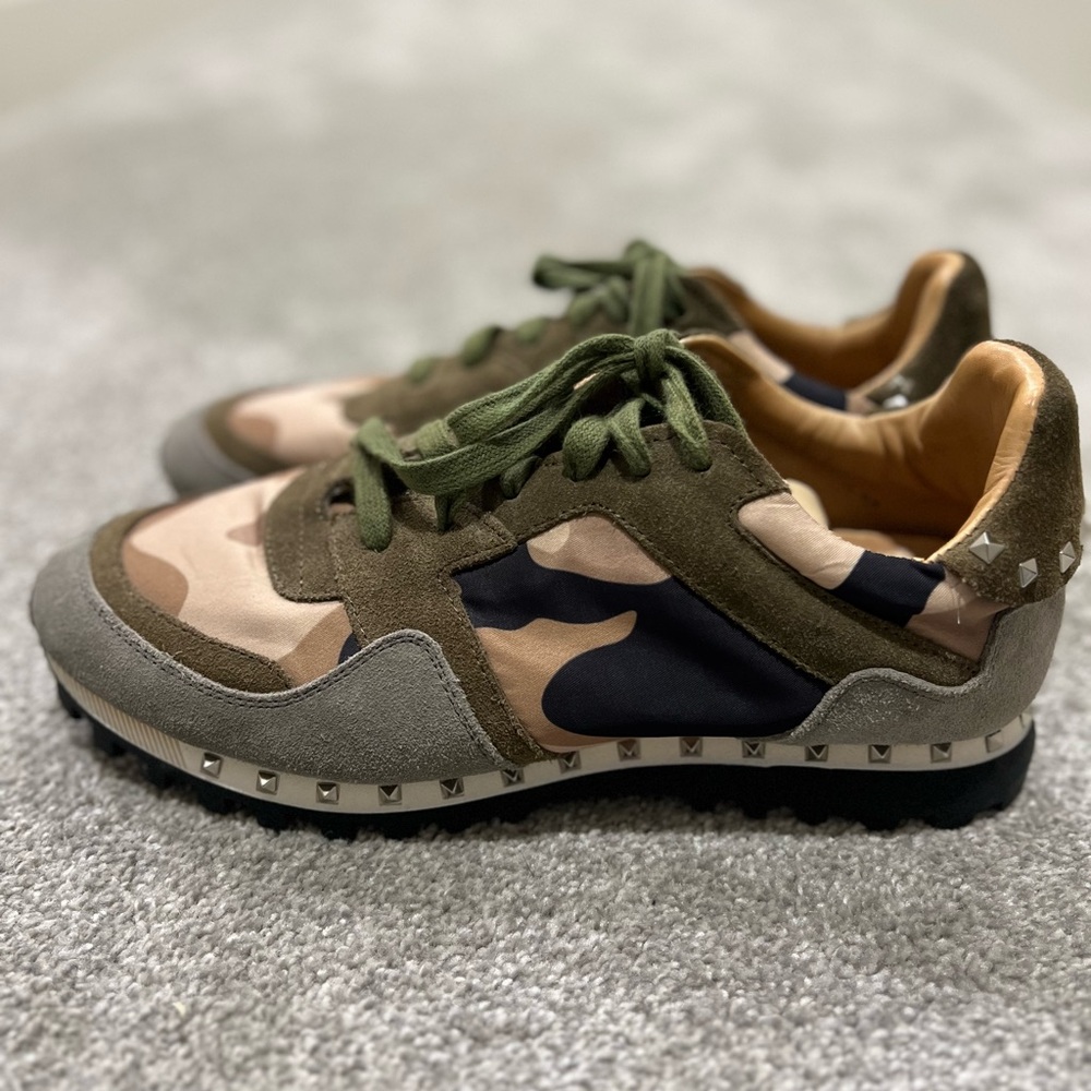 Army print Valentino tennis shoes